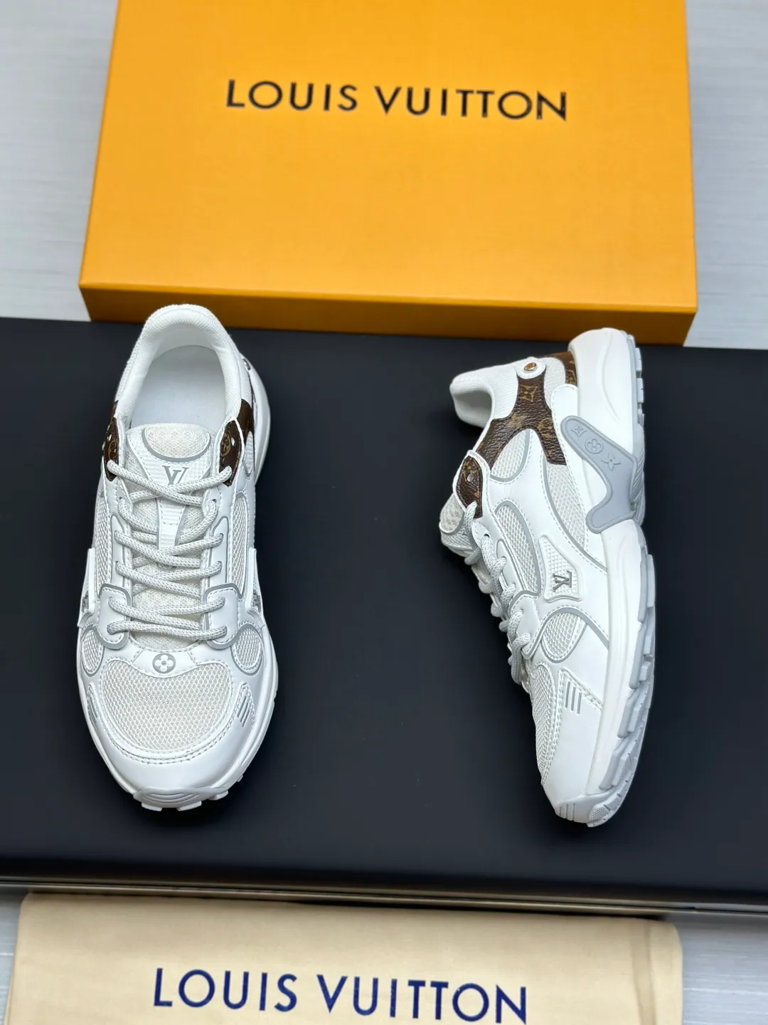 Factory price: 660💰Top version LV-Louis Vuitton-classic catwalk new style original 1:1 developed replica! ! The upper foot is very comfortable. It is made of luxurious materials and fine workmanship. The midsole is printed with English letters "Made in Europe". The upper is made of calfskin imported from Italy. The side is decorated with the brand's LOGO and signature. The latest latex foot pads and mesh lining make the foot feel super comfortable. The original two-color TPU combination outsole is specially provided by the original factory. Bag technology Goodyear stitched edges Fabric: Exclusive custom first-layer cowhide Accessories: Exclusive private model Vuitton logo, lining: Customized silk mesh lining - first-layer silk cowhide lining Outsole: TPU combination outsole wear-resistant, non-slip and anti-yellowing Foot pads: new latex pads-mesh sweat-absorbent Counter technology: fully computerized sewing machine wire drawing Toe box back cover Hot and cold shaping Full set of pull-top last with medium and low logo pattern Counter packaging - Shoelaces, certificates, cards, instructions, certificates of quality, dust bags, the most comprehensive packaging on the entire network, women's models 35-39, men's models 38-46 (38/46 customized, non-refundable!